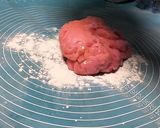 Foto langkah ke 3 dari resep Mochi isi strawberry.
