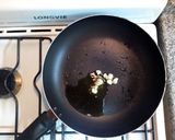 Foto del paso 1 de la receta: Canastitas de cebolla, hongos y 4 quesos