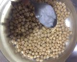 A picture of step 1 of Boiled chanay.