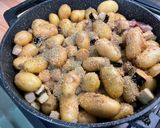 Une image de l'étape 14 de Pommes grenailles au lard, aubergine et oignons roses.