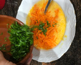 Foto del paso 4 de la receta: Rollitos de tortilla de zanahoria rallada, queso y perejil