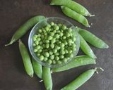 Foto del passaggio 8 della ricetta Cavatelli rigati e pesto di baccelli di fave con fave e piselli