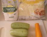 Foto del paso 1 de la receta: Tortitas de calabacín y 🥕con salsa de yogur🍽️sin gluten