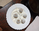 Foto del paso 2 de la receta: Albóndigas rellenas de jamón y pimiento con aros de cebolla