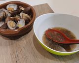 Foto del paso 3 de la receta: Almejas al Vapor con Vinagreta Templada de Chalota al Jerez y Cilantro