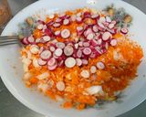 Une image de l'étape 9 de Salade multicolore de riz blanc, carottes, petits pois, tomate, radis et persil.