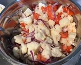 Une image de l'étape 9 de Salade de chou fleur aux tomates, oignon rouge et herbes aromatiques (sauce au fromage blanc).