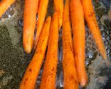 Une image de l'étape 1 de Mini carottes au miel et au sésame.