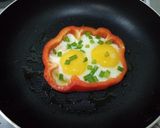 A picture of step 3 of Half fry egg.