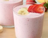Foto langkah ke 4 dari resep Strawberry Banana Smoothies.