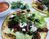 Foto del paso 6 de la receta: Tacos de pollo frito con cebolla roja encurtida exprés