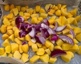 Tepsis csirkecombok zöldségágyon recept fázis 5 fotója