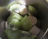 A picture of step 1 of Grapes kiwi smoothie.