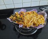 A picture of step 6 of Vegetable sizzler with barbecue noodles.