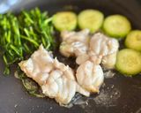 Une image de l'étape 2 de Riz au Poisson Lotte Poêlé, Pousses de Pois et Concombre.