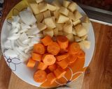 Foto del paso 1 de la receta: Estofado de res a mi estilo (delicioso😋)