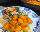 Foto del paso 5 de la receta: Ñoquis al pesto rojo con pechuga de pollo marinada en salsa de champiñones con espinacas