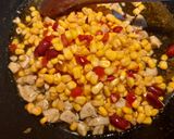 Egy serpenyős rizses csirke fokhagymával, kukoricával,babbal és olívabogyóval 🐤🐥🐣🌽🫒🧄🥣 recept fázis 2 fotója