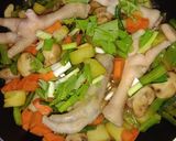 Foto langkah ke 4 dari resep Oriental soup jamur champignon | Chinese food court.