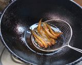 A picture of step 3 of Patya little eel fish gravy.