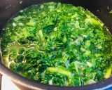 Hình bước làm 4 của món Canh nước xương gà, cải xoăn