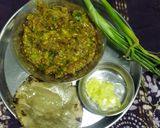A picture of step 9 of Baingan bharta with spring onion.