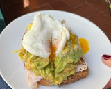 Foto del paso 4 de la receta: Tostada de desayuno saludable con huevo poché