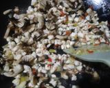 Foto langkah ke 3 dari resep Tumis Ayam Jamur Pedas (Isian Bakpao & Roti).