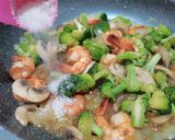 Foto langkah ke 3 dari resep Cah Brokoli Jamur Udang.