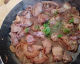 صورة لخطوة 3 من وصفة كبدة الدجاج بالبصل والثوم🧄🧅🌯