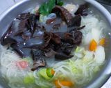 Foto langkah ke 3 dari resep Sup Bihun Jamur Kuping.