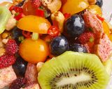 รูปขั้นตอนการทำที่ 1 ของ ยำกีวีเบอร์รี่ส์ 🥝 🫐 / Spicy kiwi & mixed berries salad 🥗