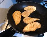 Foto del paso 2 de la receta Pechuga de pollo a la plancha con flores de pepino e hilos de puré de guisantes
