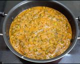 A picture of step 5 of Methi Matar Malai.
