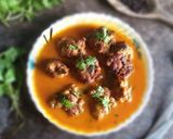 A picture of step 4 of Thai chicken meatballs curry.