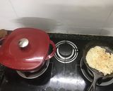 Hình bước làm 2 của món Cơm cháy dầu (mỡ) hành trên chảo gang chay mặn đều dùng được