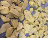 Foto del paso 3 de la receta: Pollo asado en horno con guarnición de patatas