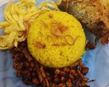 Foto langkah ke 6 dari resep 💛 Nasi Kuning Rice Cooker Simple ala Newbie 💛.