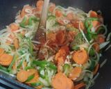 Foto del paso 5 de la receta: Pollo a la portuguesa con habas