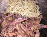 Foto langkah ke 2 dari resep Tumis cumi & teri asin dengan bunga kecombrang.