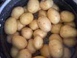Papas al cilantro y chile piquín