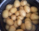 Foto del paso 2 de la receta: Papas al cilantro y chile piquín
