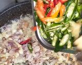 Foto langkah ke 3 dari resep Oseng kerang kali/air tawar + tahu kuning.