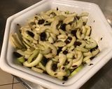 Une image de l'étape 6 de Salade de concombres marinés aux raisins et algues dulce.