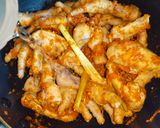 Foto langkah ke 5 dari resep Ceker dan Sayap Ayam Pedas.