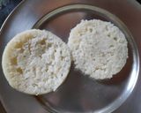 A picture of step 5 of Suji idli burger.