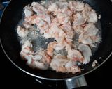 รูปขั้นตอนการทำที่ 1 ของ ยำกุ้งสดชะอมน้ำพริกเผา