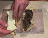 Foto del paso 2 de la receta: Bocata de ahumados, queso y olivada