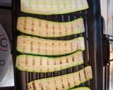 Foto del passaggio 3 della ricetta Rotoli di Frittata alla Pizzaiola con Zucchine e Scamorza
