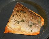 Foto del paso 3 de la receta: Filete de salmón con pimientos asados al pil pil